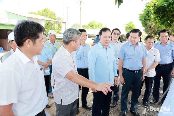 Phó Bí thư Thành ủy, Chủ tịch UBND thành phố Nguyễn Văn Út và Thành ủy viên, Phó Chủ tịch UBND thành phố Hồ Văn Hà cùng đại diện lãnh đạo các sở, ngành, địa phương xem xét sơ đồ tổng thể dự án. Ảnh: Thanh Toàn