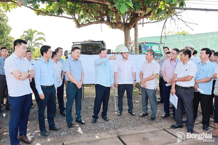 Phó Bí thư Thành ủy, Chủ tịch UBND thành phố Nguyễn Văn Út và Thành ủy viên, Phó Chủ tịch UBND thành phố Hồ Văn Hà cùng đại diện lãnh đạo các sở, ngành, địa phương kiểm tra tình hình thực hiện Dự án đường Vành đai 4 - Thành phố Hồ Chí Minh tại phường Trảng Bom. Ảnh: Thanh Toàn