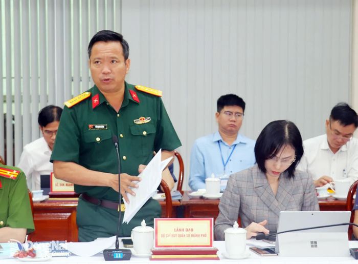 Đại diện cơ quan, đơn vị của thành phố Đồng Nai trao đổi, giải đáp những thắc mắc với đoàn kiểm tra. Ảnh: An Nhơn