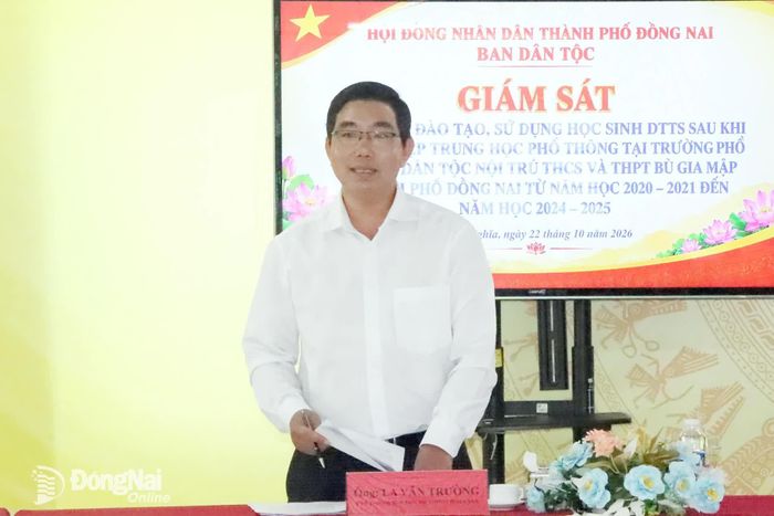 Phó Trưởng ban Dân tộc HĐND thành phố La Văn Trường phát biểu tại buổi giám sát. Ảnh: Quang Minh