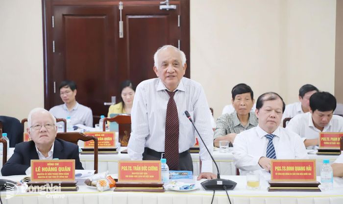 PGS.TS. Trần Đức Cường, nguyên Chủ tịch Hội Khoa học lịch sử Việt Nam đóng góp ý kiến tại hội thảo. Ảnh: My Ny