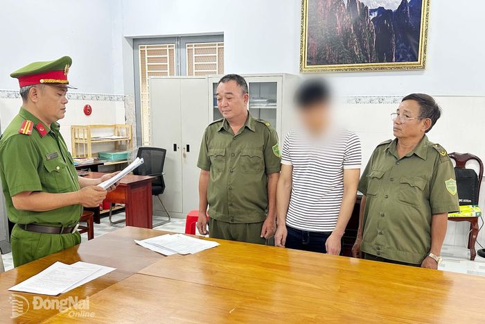 Cơ quan Cảnh sát điều tra Công an thành phố công bố quyết định khởi tố bị can đối với ông D. Ảnh: CACC