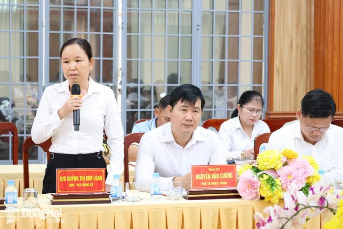 Đại diện lãnh đạo xã Long Phước trao đổi ý kiến tại buổi giám sát. Ảnh: Hồ Thảo