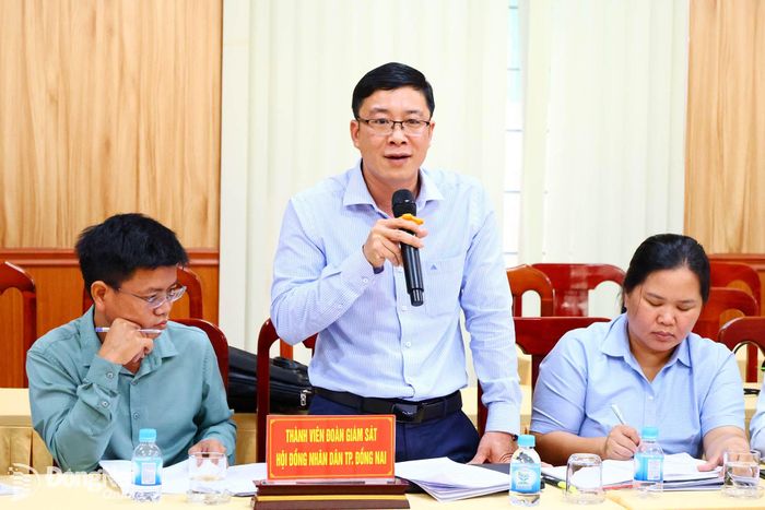 Thành viên đoàn giám sát phát biểu ý kiến tại buổi làm việc. Ảnh: Hồ Thảo