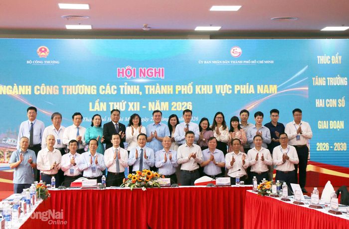 Các đại biểu chụp hình sau hội nghị. Ảnh: Hải Quân