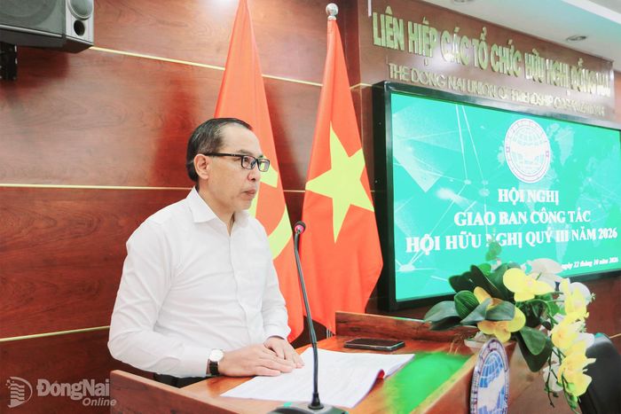 Phó Giám đốc Sở Ngoại vụ thành phố, Phó Chủ tịch Liên hiệp các tổ chức hữu nghị thành phố Đồng Nai Nguyễn Viết Thắng phát biểu tại hội nghị. Ảnh: Văn Truyên