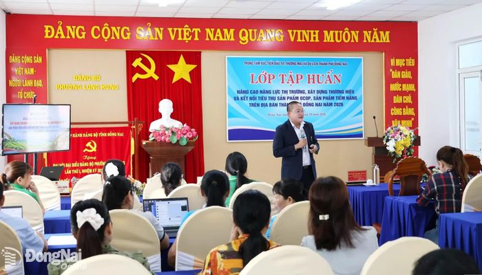 Giảng viên giảng dạy tại lớp tập huấn. Ảnh: Ngọc Liên