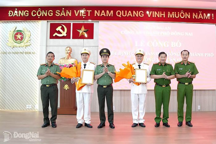 Lãnh đạo Công an thành phố tặng hoa chúc mừng các đồng chí được bổ nhiệm. Ảnh: Đ.A