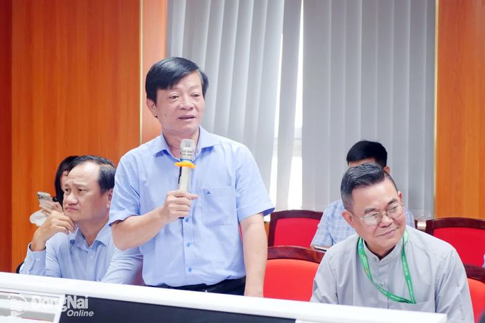 Đại diện các doanh nghiệp, cơ sở y tế báo cáo tại buổi làm việc. Ảnh: Hạnh Dung