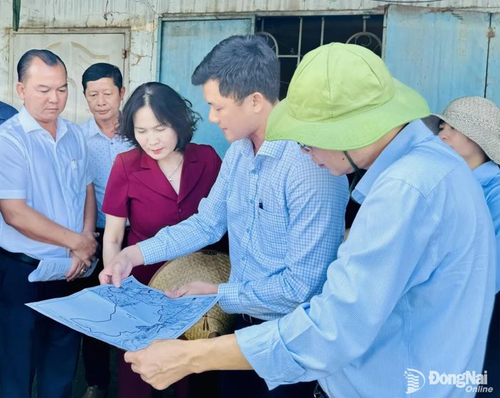 Thành ủy viên, Phó Chủ tịch UBND thành phố Đồng Nai Nguyễn Thị Cát Tiên nghe báo cáo phương án đầu tư dự án nước sạch nông thôn của xã Tân Quan. Ảnh: B.Nguyên