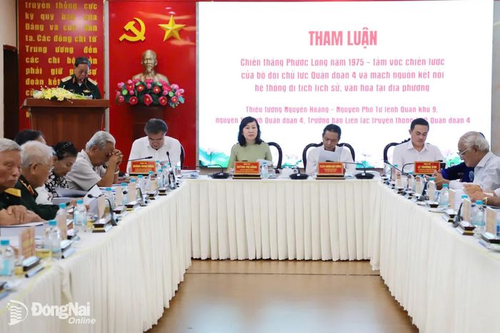 Thiếu tướng Nguyễn Hoàng, nguyên Phó Tư lệnh Quân khu 9, nguyên Tư lệnh Quân đoàn 4 trình bày tham luận tại hội thảo. Ảnh: My Ny