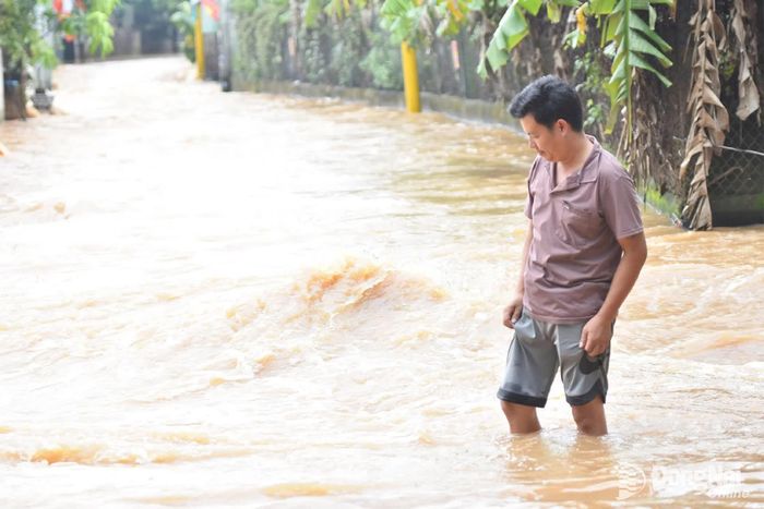 Nước sông Buông dâng cao gây ngập tại khu phố Hương Phước, phường Phước Tân ngày 22-10. Ảnh: LA