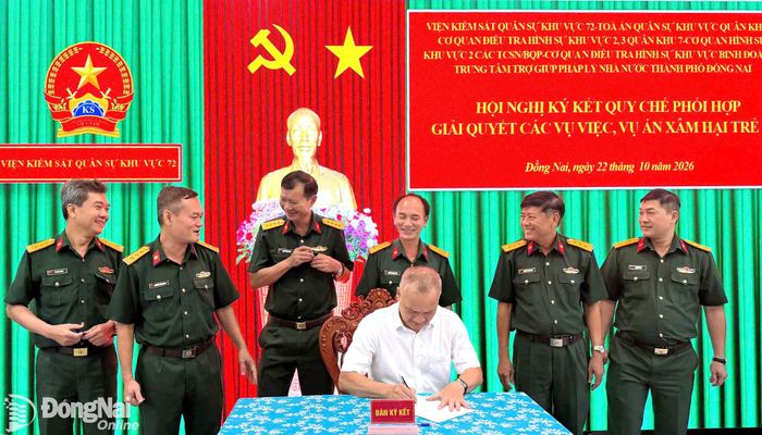 Giám đốc Trung tâm Trợ giúp pháp lý nhà nước thành phố Đồng Nai Lê Minh Tuấn, thực hiện ký kết tại hội nghị. Ảnh: Viết Cường