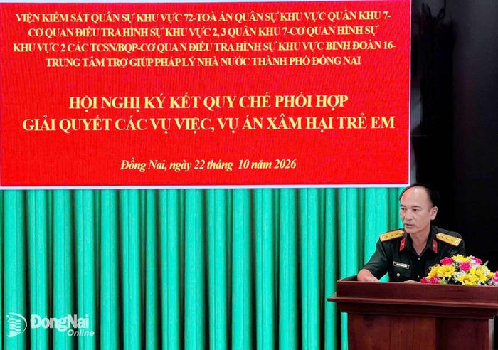 Thượng tá Nguyễn Thanh Hùng, Viện trưởng Viện Kiểm sát quân sự khu vực 72, phát biểu tại hội nghị. Ảnh: Viết Cường
