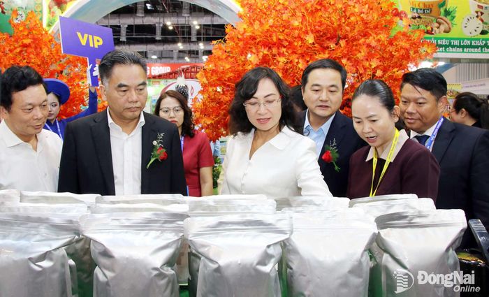 Các đại biểu tham quan gian hàng chung của thành phố Đồng Nai tại hội chợ. Ảnh: Hải Quân