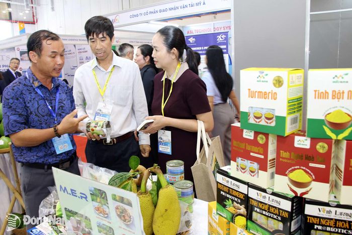 Doanh nghiệp Đồng Nai tham gia quảng bá, giới thiệu sản phẩm tại hội chợ. Ảnh: Hải Quân