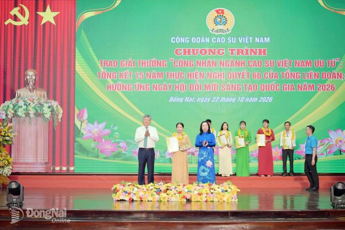 Phó Chủ tịch Tổng Liên đoàn Lao động Việt Nam Thái Thu Xương và Bí thư Đảng ủy, Chủ tịch Hội đồng quản trị Tập đoàn Công nghiệp Cao su Việt Nam Trần Công Kha đại diện Ban tổ chức tuyên dương những cá nhân có thành tích xuất sắc trong quá trình lao động, sản xuất và hoạt động tại đơn vị. Ảnh: Đào Phong