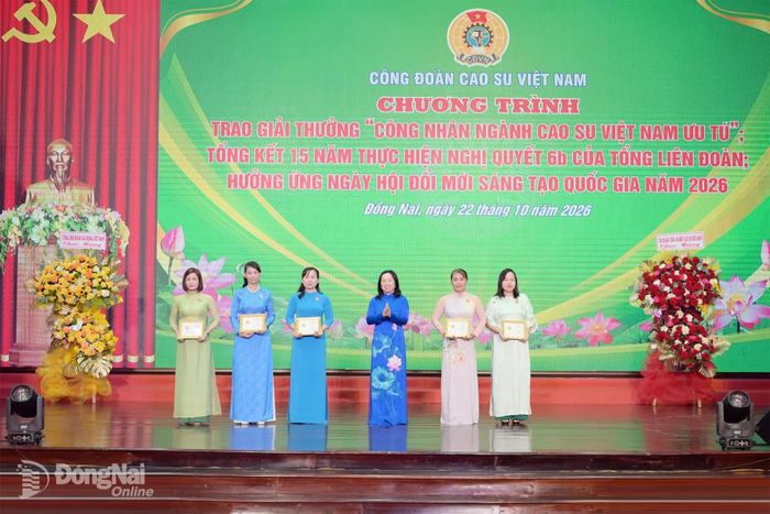 Phó Chủ tịch Tổng Liên đoàn Lao động Việt Nam Thái Thu Xương trao Kỷ niệm chương “Vì sự nghiệp phát triển Phụ nữ Việt Nam” cho 5 cá nhân có những đóng góp đối với sự phát triển bình đẳng và phát triển của phụ nữ Việt Nam tại chương trình. Ảnh: Đào Phong