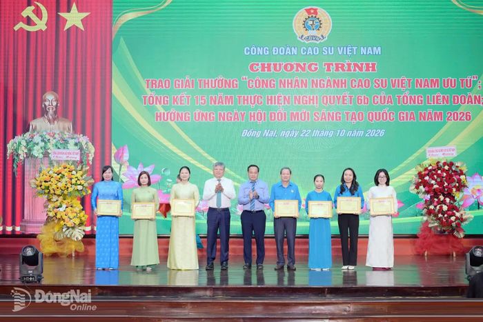  Bí thư Đảng ủy, Chủ tịch Hội đồng quản trị Tập đoàn Công nghiệp Cao su Việt Nam Trần Công Kha và Phó Tổng Giám đốc Tập đoàn Công nghiệp Cao su Việt Nam Trần Như Hùng trao khen thưởng 4 tập thể, 3 cá nhân có thành tích xuất sắc trong phong trào “Giỏi việc nước, đảm việc nhà” giai đoạn 2010-2025. Ảnh: Đào Phong