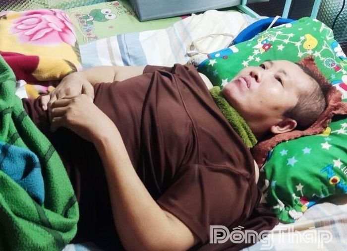 Chị Ngô Thị Kim Hạnh cũng bị xuất huyết não nằm liệt trên giường.