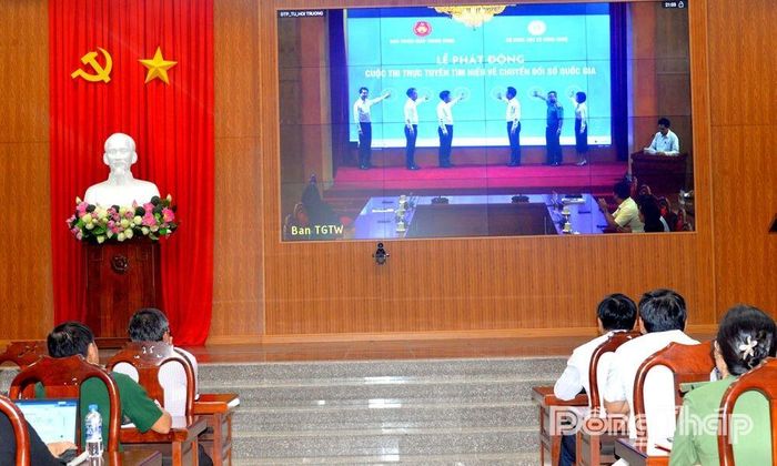 Ban Tổ chức thực hiện nghi thức phát động Cuộc thi trực tuyến “Tìm hiểu về chuyển đổi số quốc gia”.