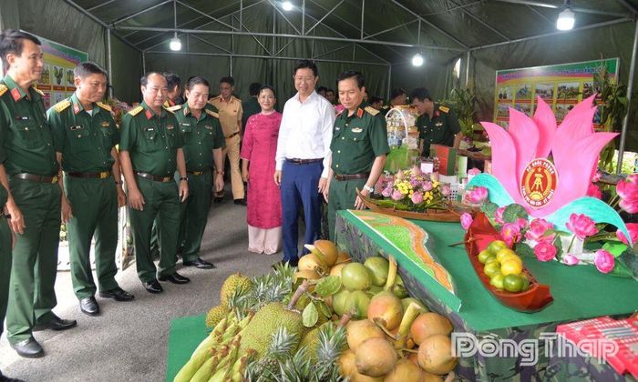 Lãnh đạo tỉnh tham quan các mô hình trưng bày tại hội nghị.