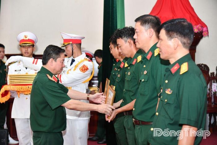 Khen thưởng các tập thể, cá nhân hoàn thành xuất sắc nhiệm vụ.