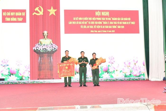 Thiếu tướng Nguyễn Minh Triều, Phó Tư lệnh Quân khu 9, trao Cờ luân lưu đơn vị điểm năm 2027 cho Bộ Chỉ huy Quân sự tỉnh Cà Mau.