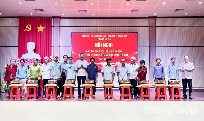 Trao tặng quà cho hộ nghèo, hộ có hoàn cảnh khó khăn trên địa bàn. Ảnh: NGỌC DUY