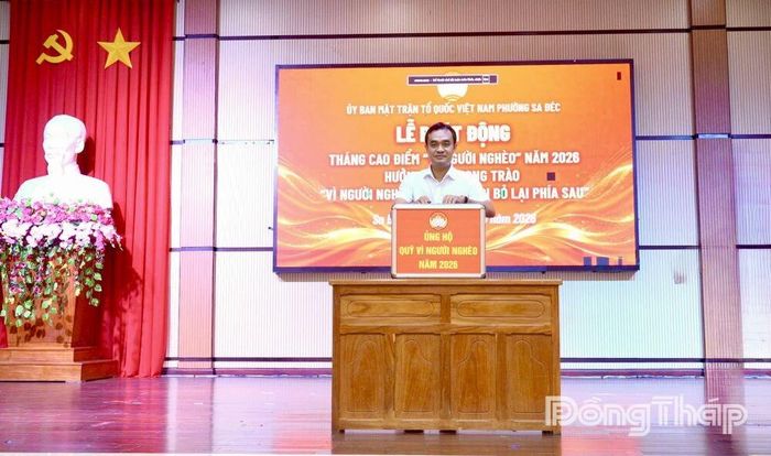 Đồng chí Nguyễn Văn Vũ Minh, Tỉnh ủy viên, Bí thư Đảng ủy phường ủng hộ Quỹ “Vì người nghèo”. Ảnh: NGỌC DUY