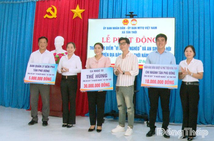 Các tổ chức, cá nhân trao bảng tượng trưng kinh phí ủng hộ cho các đơn vị.