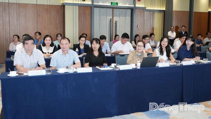 Quang cảnh các đại biểu nghe báo cáo hoạt động phòng, chống lao.
