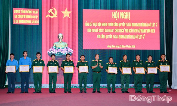 Đại tá Nguyễn Văn Hoa, Chính ủy Bộ Chỉ huy Quân sự tỉnh, Phó Trưởng Ban Thường trực Ban Chỉ đạo 515 tỉnh trao Bằng khen của Chủ tịch UBND tỉnh cho các cá nhân có thành tích.