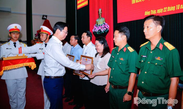 Đồng chí Huỳnh Minh Tuấn trao Bằng khen của Chủ tịch UBND tỉnh cho các tập thể.