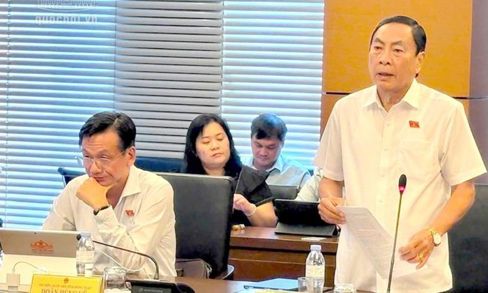 Đại biểu Phạm Văn Hòa phát biểu thảo luận.