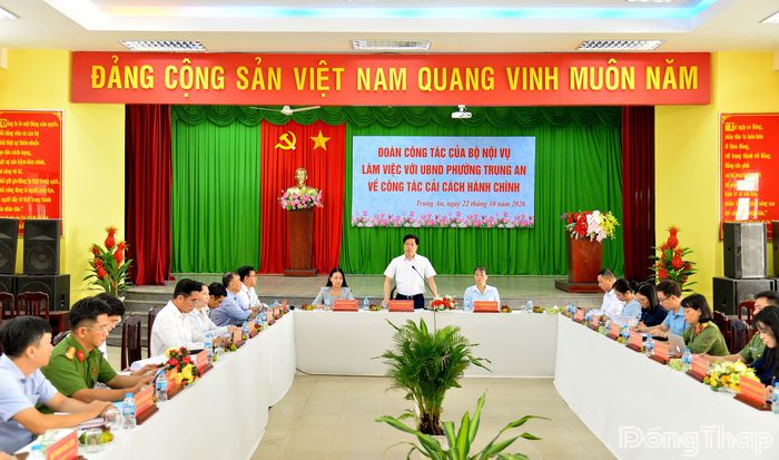 Quang cảnh Đoàn kiểm tra của Bộ Nội vụ làm việc với UBND phường Trung An về công tác cải cách hành chính.