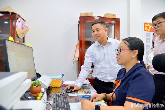 Đoàn kiểm tra của Bộ Nội vụ khảo sát thực tế tại Trung tâm Phục vụ hành chính công phường Mỹ Tho.