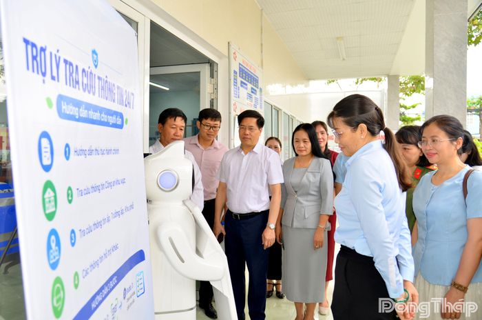 Đoàn kiểm tra của Bộ Nội vụ khảo sát thực tế tại Trung tâm Phục vụ hành chính công phường Trung An.