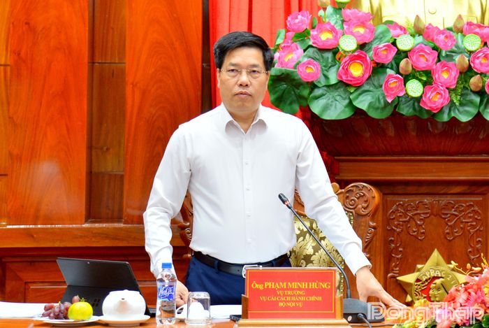 Đồng chí Phạm Minh Hùng, Vụ trưởng Vụ Cải cách hành chính Bộ Nội vụ, phát biểu tại buổi làm việc.