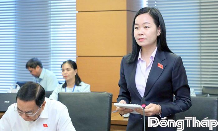 Đại biểu Nguyễn Thị Thúy Lam, đại biểu Quốc hội tỉnh Đồng Tháp, phát biểu thảo luận.