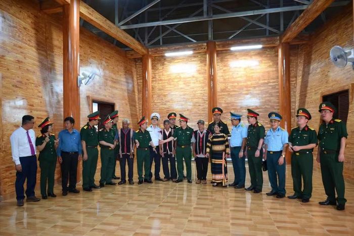  Các đại biểu tham quan nhà rông. Ảnh: Trần Thúy 