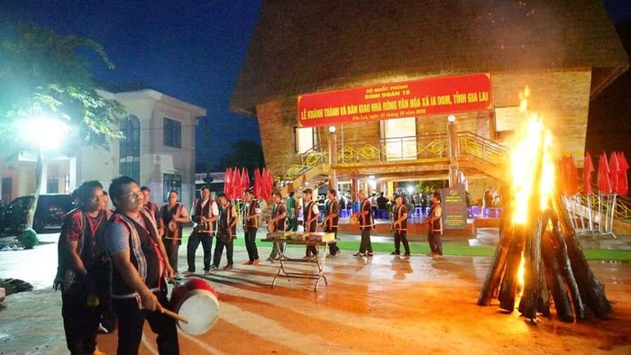  Biểu diễn cồng chiêng mừng nhà rông mới. Ảnh: Trần Thúy 