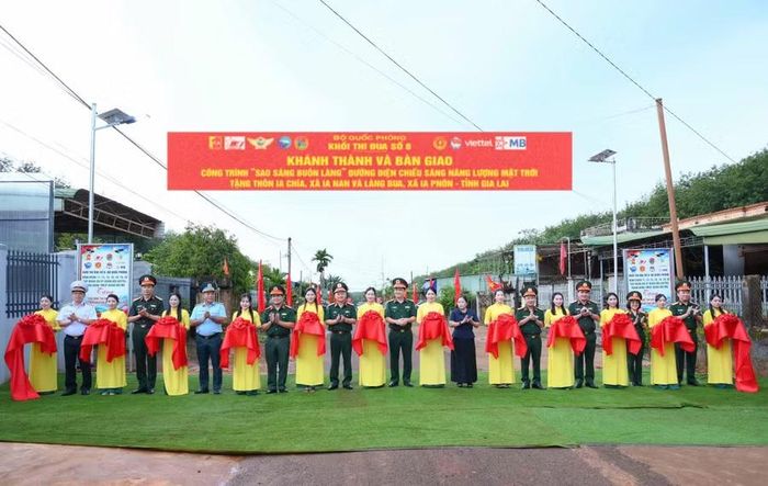  Các đại biểu cắt băng khánh thành công trình “Sao sáng buôn làng” tại làng Bua, xã Ia Pnôn. Ảnh: Trần Thúy 
