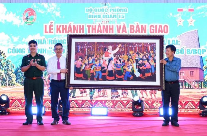  Thiếu tướng Bế Hải Triều - Cục trưởng Cục Dân vận, Tổng cục Chính trị (bìa trái) tặng quà lưu niệm cho xã Ia Dom. Ảnh: Trần Thúy 