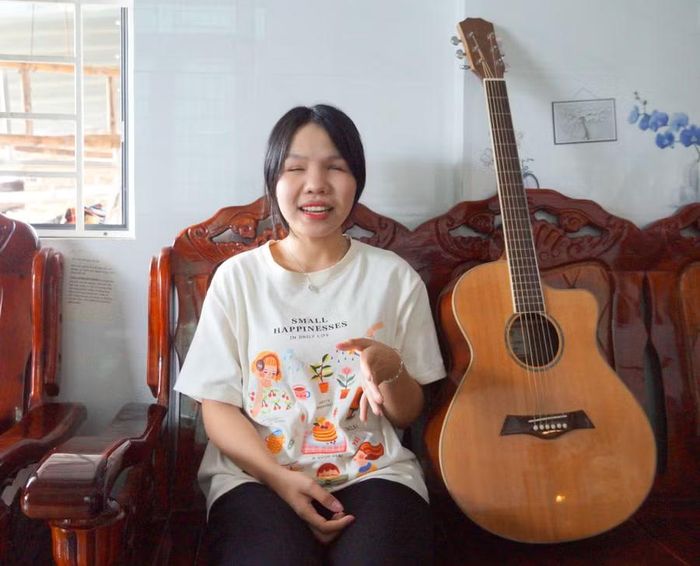  Chị Phan Thanh Nhi chia sẻ hành trình học tập của bản thân. Ảnh: Nguyễn Muội 
