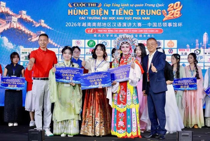 Đoàn Thị Hồng Như (giữa) giành giải ba cuộc thi hùng biện tiếng Trung năm 2026. Ảnh: NVCC