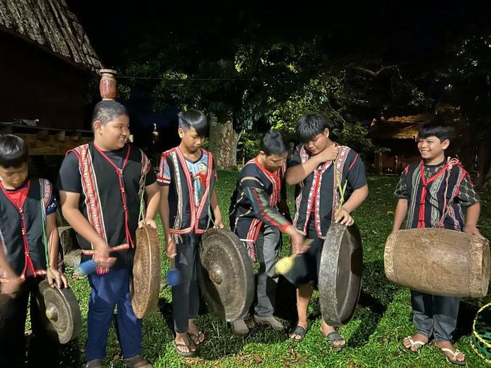  Các học viên thực hành diễn tấu cồng chiêng dưới sự hướng dẫn của các nghệ nhân làng Ơp. Ảnh: Bá Bính 