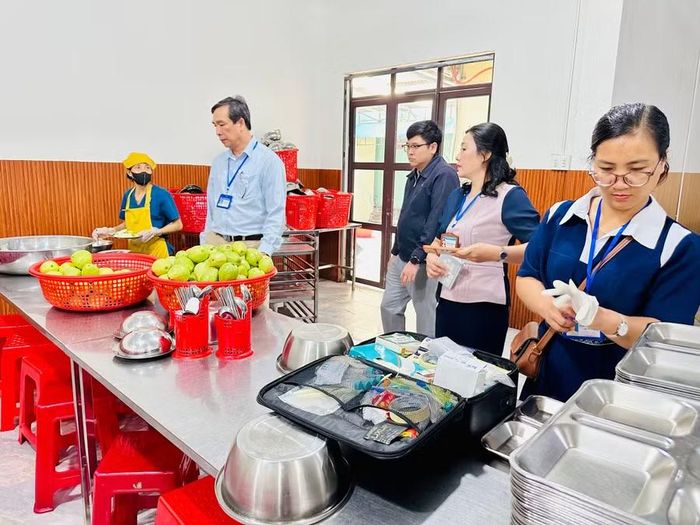  Qua kiểm tra đột xuất tại Trường THPT Chi Lăng (phường Hội Phú), đoàn kiểm tra ghi nhận nhà trường cơ bản thực hiện tốt các quy định về an toàn thực phẩm. Ảnh: Như Nguyện 