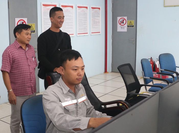  Ông Nguyễn Minh Tứ - Bí thư Đảng ủy xã Ia Le (hàng sau bên trái) xác định, người đứng đầu phải sâu sát địa bàn, trực tiếp nắm bắt tình hình, kịp thời tháo gỡ khó khăn cho người dân và doanh nghiệp. Ảnh: Q.T 