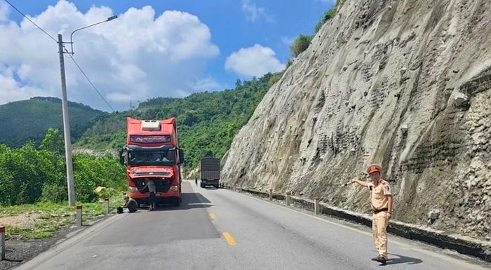 Đội Cảnh sát giao thông đường bộ số 4 (Phòng Cảnh sát giao thông, Công an tỉnh) bố trí lực lượng tại các đoạn đèo quanh co, đảm bảo an toàn giao thông và xử lý vi phạm. Ảnh: Kiều Anh